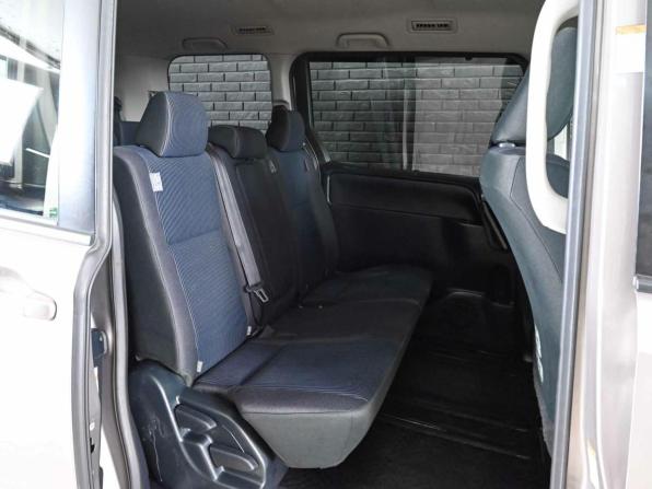 Toyota Noah III (R80) Рестайлинг с пробегом 2018 года, цена 2 468 000 рублей, 128085 км, минивэн, Автокод Объявления