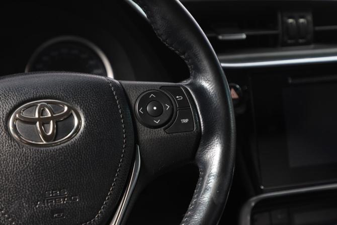Toyota Corolla XI (E160 E170 E180) Рестайлинг 1 с пробегом 2018 года, цена 1 899 000 рублей, 89000 км, седан, Автокод Объявления