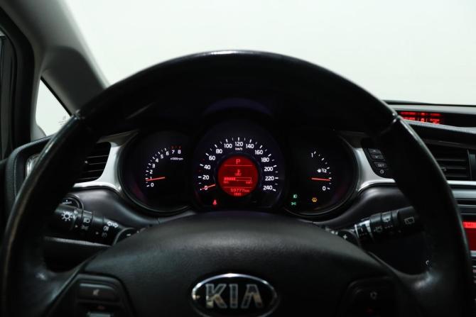 Kia Ceed II Рестайлинг с пробегом 2015 года, цена 1 219 000 рублей, 59777 км, хэтчбек, Автокод Объявления