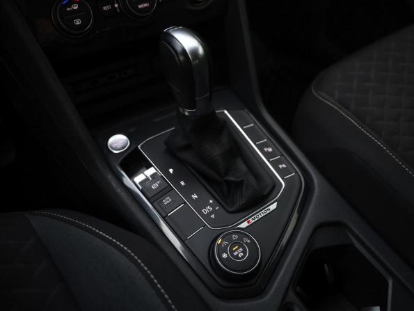 Volkswagen Tiguan II с пробегом 2018 года, цена 2 399 000 рублей, 124000 км, внедорожник, Автокод Объявления