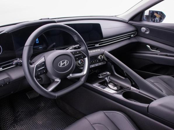 Hyundai Elantra VII (CN7) Рестайлинг с пробегом 2023 года, цена 2 340 000 рублей, 8500 км, седан, Автокод Объявления