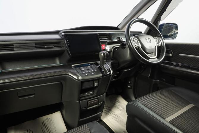 Honda Stepwgn V с пробегом 2015 года, цена 1 899 000 рублей, 161000 км, минивэн, Автокод Объявления