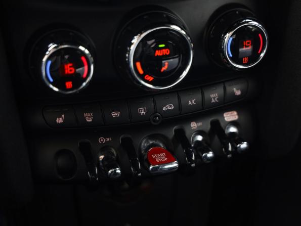 Mini Hatch III (F55/F56) Рестайлинг с пробегом 2020 года, цена 2 949 000 рублей, 85671 км, хэтчбек, Автокод Объявления