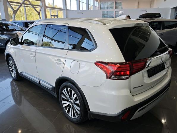 Mitsubishi Outlander III Рестайлинг 3 с пробегом 2021 года, цена 2 295 000 рублей, 136000 км, внедорожник, Автокод Объявления