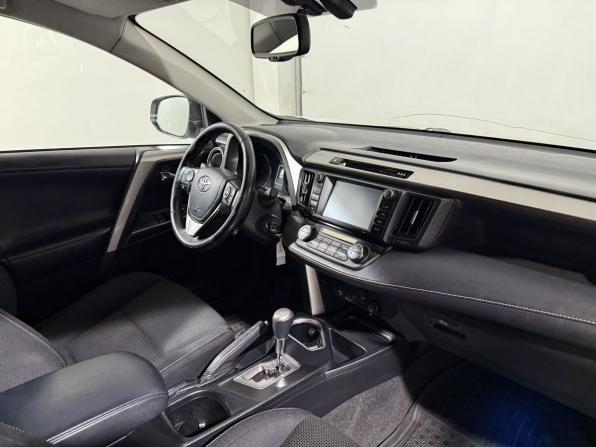 Toyota RAV4 IV (XA40) Рестайлинг с пробегом 2017 года, цена 1 769 800 рублей, 245000 км, внедорожник, Автокод Объявления