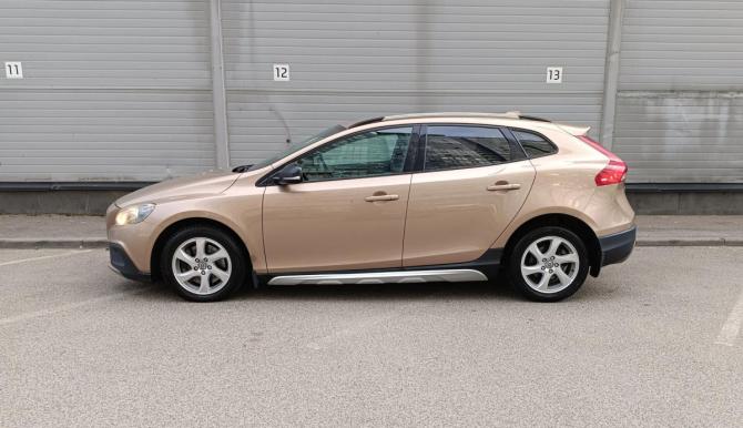 Volvo V40 Cross Country I с пробегом 2013 года, цена 949 000 рублей, 241480 км, хэтчбек, Автокод Объявления