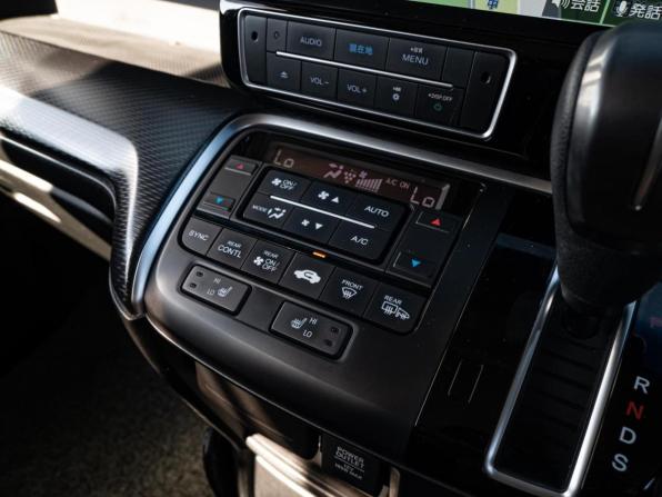 Honda Stepwgn V Рестайлинг с пробегом 2019 года, цена 2 990 000 рублей, 45072 км, минивэн, Автокод Объявления