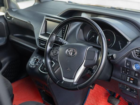 Toyota Noah III (R80) с пробегом 2017 года, цена 1 950 000 рублей, 94507 км, минивэн, Автокод Объявления