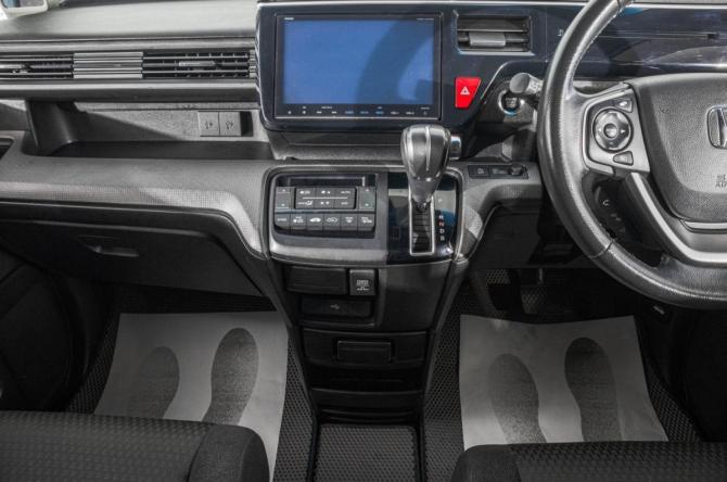 Honda Stepwgn V Рестайлинг с пробегом 2017 года, цена 2 079 000 рублей, 117000 км, минивэн, Автокод Объявления
