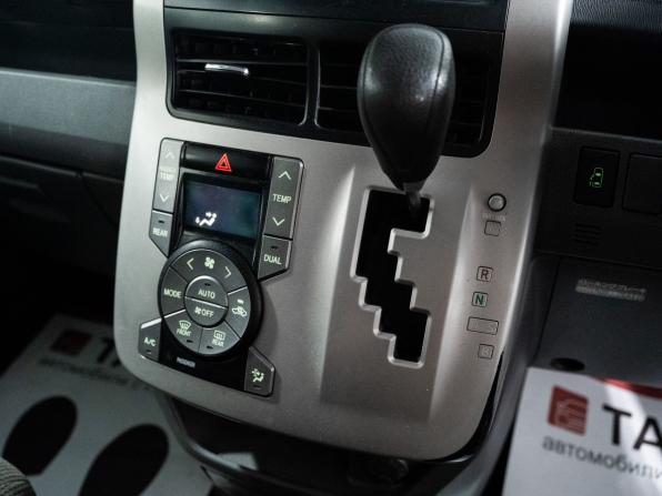 Toyota Voxy II (R70) с пробегом 2008 года, цена 1 275 000 рублей, 187315 км, минивэн, Автокод Объявления