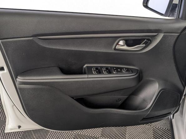 Kia Rio IV Рестайлинг с пробегом 2021 года, цена 1 755 000 рублей, 36766 км, хэтчбек, Автокод Объявления