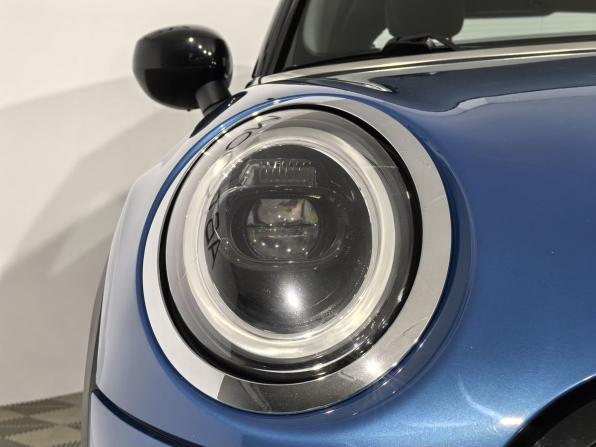 Mini Hatch III (F55/F56) Рестайлинг 2 с пробегом 2021 года, цена 3 199 700 рублей, 15841 км, хэтчбек, Автокод Объявления