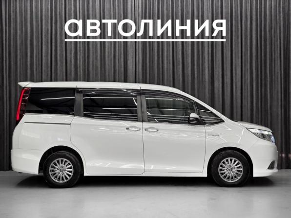 Toyota Esquire I с пробегом 2015 года, цена 1 849 000 рублей, 157000 км, минивэн, Автокод Объявления