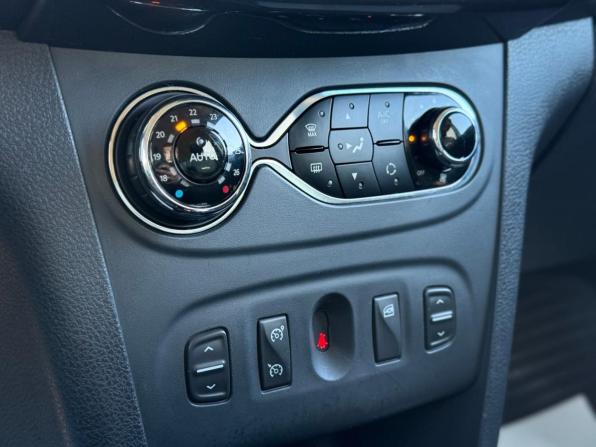 Renault Sandero II с пробегом 2015 года, цена 890 000 рублей, 42389 км, хэтчбек, Автокод Объявления