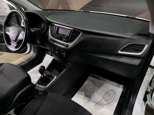 Hyundai Solaris II с пробегом 2017 года, цена 880 000 рублей, 195912 км, седан, Автокод Объявления