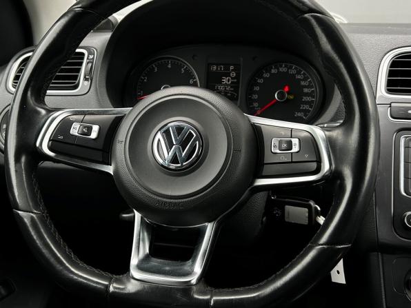 Volkswagen Polo V Рестайлинг с пробегом 2019 года, цена 869 800 рублей, 170072 км, седан, Автокод Объявления