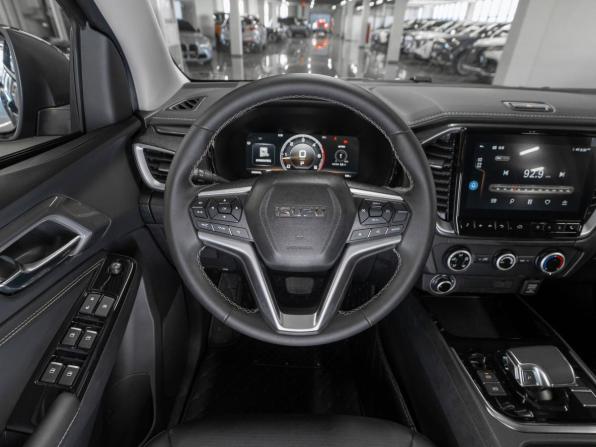 Isuzu D-Max III с пробегом 2025 года, цена 5 050 000 рублей, 50 км, пикап, Автокод Объявления
