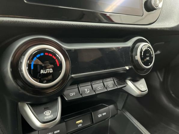 Kia Rio IV Рестайлинг с пробегом 2022 года, цена 2 204 982 рубля, 23500 км, хэтчбек, Автокод Объявления