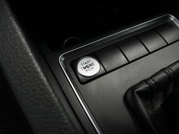 Volkswagen Jetta VI Рестайлинг с пробегом 2017 года, цена 990 000 рублей, 240407 км, седан, Автокод Объявления