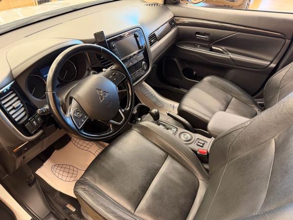 Mitsubishi Outlander III Рестайлинг 2 с пробегом 2016 года, цена 1 699 000 рублей, 110000 км, внедорожник, Автокод Объявления