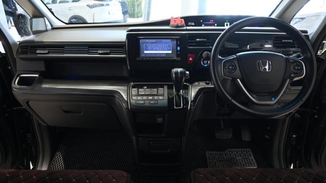 Honda Stepwgn V с пробегом 2016 года, цена 1 879 000 рублей, 132347 км, минивэн, Автокод Объявления