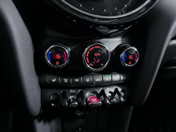 Mini Hatch III (F55/F56) Рестайлинг 2 с пробегом 2021 года, цена 1 850 000 рублей, 159175 км, хэтчбек, Автокод Объявления