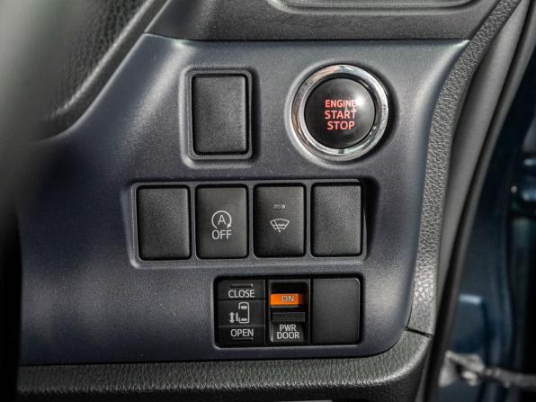 Toyota Voxy III (R80) с пробегом 2014 года, цена 1 750 000 рублей, 246939 км, минивэн, Автокод Объявления