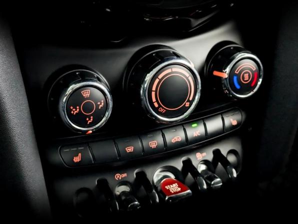 Mini Hatch III (F55/F56) Рестайлинг с пробегом 2018 года, цена 1 715 000 рублей, 81512 км, хэтчбек, Автокод Объявления
