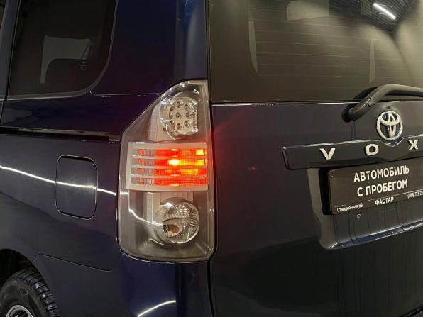 Toyota Voxy II (R70) с пробегом 2009 года, цена 1 050 000 рублей, 292029 км, минивэн, Автокод Объявления