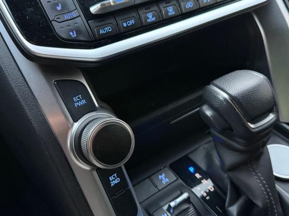 Toyota Land Cruiser 300 Series с пробегом 2022 года, цена 8 990 000 рублей, 49899 км, внедорожник, Автокод Объявления