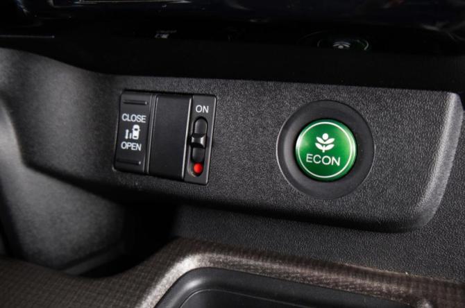 Honda Stepwgn V с пробегом 2015 года, цена 1 899 000 рублей, 82000 км, минивэн, Автокод Объявления