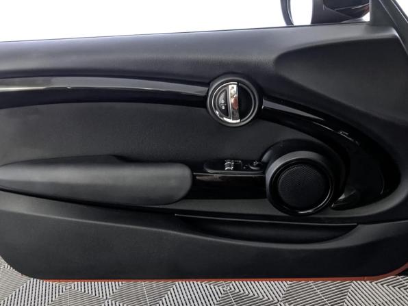 Mini Hatch III (F55/F56) Рестайлинг с пробегом 2021 года, цена 2 300 000 рублей, 57123 км, хэтчбек, Автокод Объявления