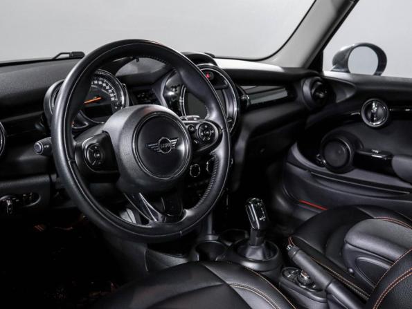 Mini Hatch III (F55/F56) Рестайлинг с пробегом 2018 года, цена 1 850 000 рублей, 64292 км, хэтчбек, Автокод Объявления