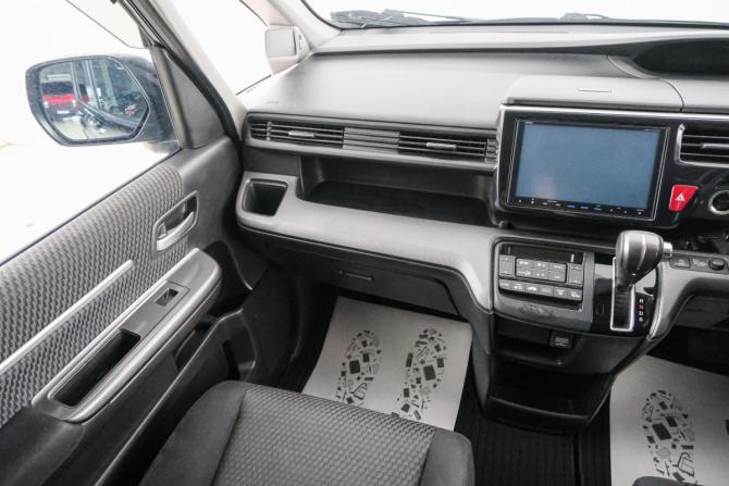 Honda Stepwgn V с пробегом 2015 года, цена 1 699 000 рублей, 127000 км, минивэн, Автокод Объявления