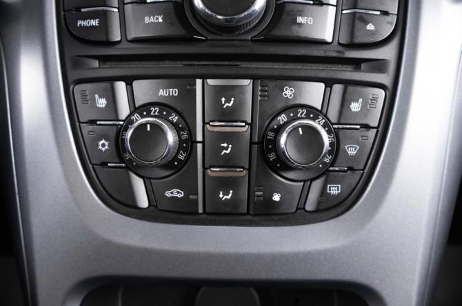 Opel Astra J Рестайлинг с пробегом 2012 года, цена 799 000 рублей, 201000 км, седан, Автокод Объявления