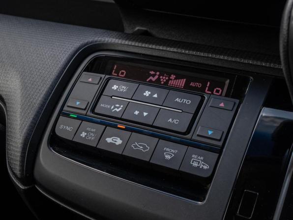 Honda Stepwgn V с пробегом 2017 года, цена 2 150 000 рублей, 71263 км, минивэн, Автокод Объявления
