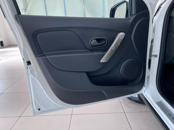 Renault Logan II Рестайлинг с пробегом 2021 года, цена 1 280 000 рублей, 47851 км, седан, Автокод Объявления