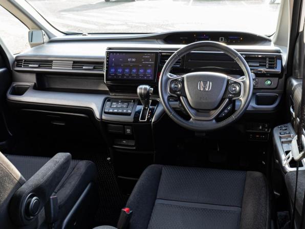 Honda Stepwgn V Рестайлинг с пробегом 2018 года, цена 2 320 000 рублей, 75960 км, минивэн, Автокод Объявления