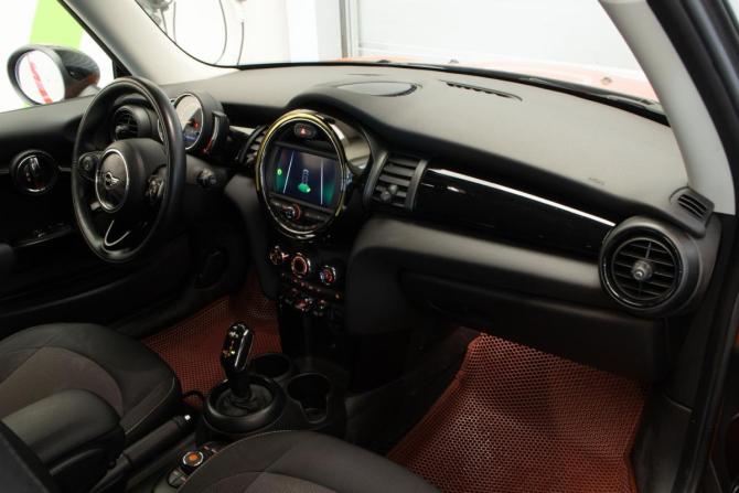 Mini Hatch III (F55/F56) Рестайлинг с пробегом 2018 года, цена 1 885 000 рублей, 76570 км, хэтчбек, Автокод Объявления