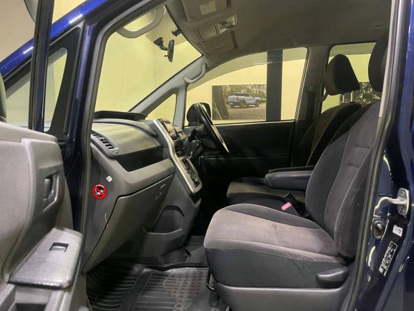 Toyota Voxy II (R70) с пробегом 2009 года, цена 1 050 000 рублей, 292029 км, минивэн, Автокод Объявления