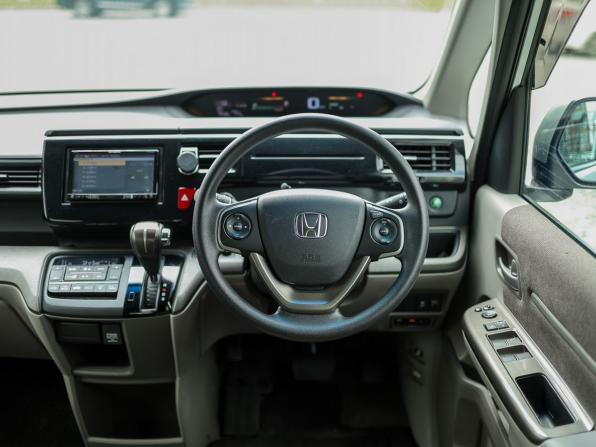 Honda Stepwgn V с пробегом 2016 года, цена 1 940 000 рублей, 75645 км, минивэн, Автокод Объявления