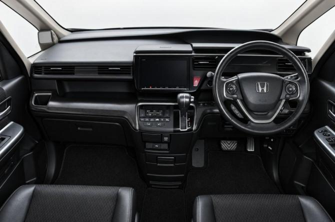 Honda Stepwgn V Рестайлинг с пробегом 2018 года, цена 2 349 000 рублей, 1290000 км, минивэн, Автокод Объявления