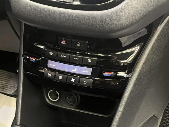 Peugeot 208 I с пробегом 2013 года, цена 570 000 рублей, 217545 км, хэтчбек, Автокод Объявления