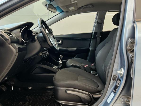 Kia Rio III Рестайлинг с пробегом 2015 года, цена 989 000 рублей, 132392 км, хэтчбек, Автокод Объявления