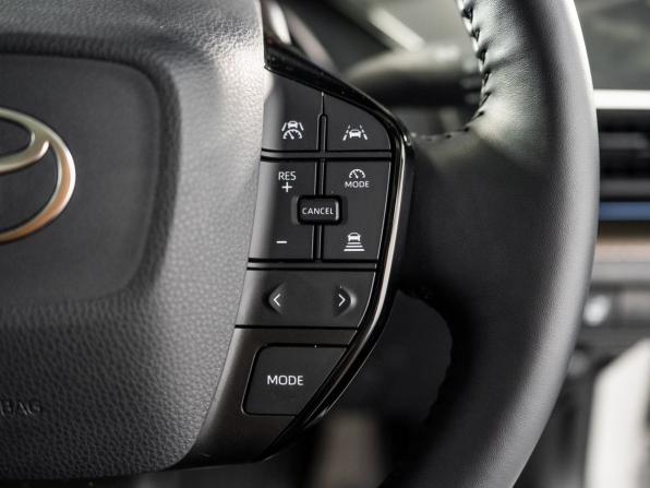 Toyota Prius V (XW60) с пробегом 2023 года, цена 4 360 000 рублей, 13255 км, лифтбек, Автокод Объявления