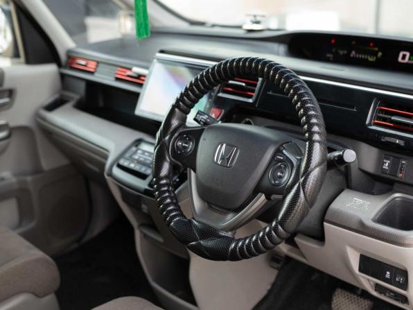 Honda Stepwgn V с пробегом 2015 года, цена 1 720 000 рублей, 108542 км, минивэн, Автокод Объявления