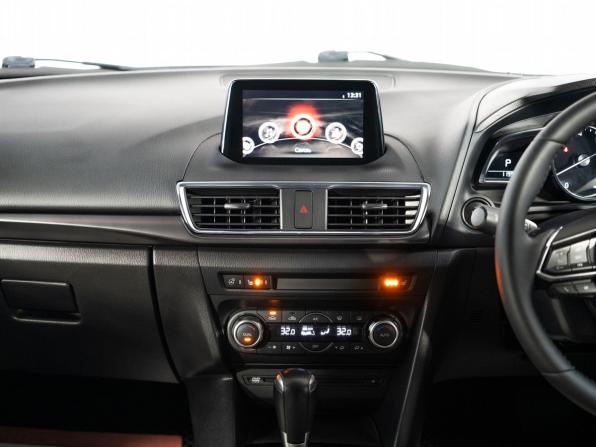 Mazda Axela III Рестайлинг с пробегом 2017 года, цена 1 330 000 рублей, 122069 км, хэтчбек, Автокод Объявления