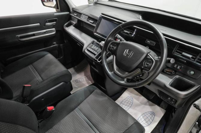 Honda Stepwgn V с пробегом 2016 года, цена 1 799 000 рублей, 117000 км, минивэн, Автокод Объявления