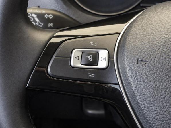 Volkswagen Polo V Рестайлинг с пробегом 2017 года, цена 1 447 000 рублей, 78351 км, седан, Автокод Объявления