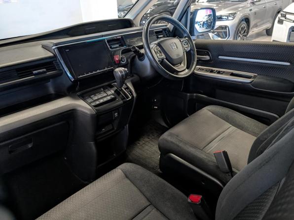 Honda Stepwgn V Рестайлинг с пробегом 2019 года, цена 2 350 000 рублей, 117000 км, минивэн, Автокод Объявления